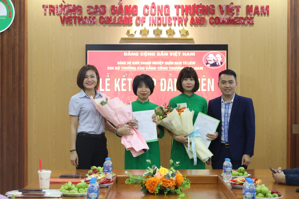 CHI BỘ ĐẢNG TRƯỜNG CAO ĐẲNG CÔNG THƯƠNG VIỆT NAM TỔ CHỨC LỄ KẾT NẠP ĐẢNG VIÊN CHO QUẦN CHÚNG ĐẶNG BÍCH PHƯỢNG VÀ LÊ THỊ PHƯƠNG THẢO