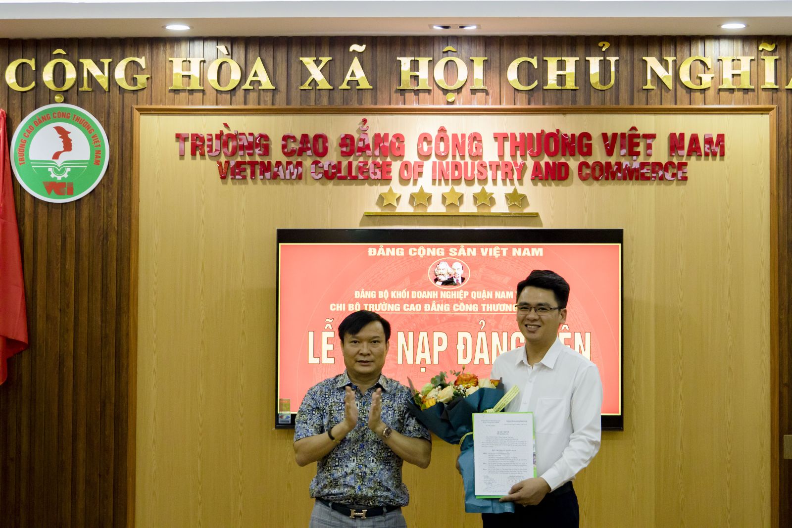 CHI BỘ ĐẢNG TRƯỜNG CAO ĐẲNG CÔNG THƯƠNG VIỆT NAM TỔ CHỨC LỄ KẾT NẠP ĐẢNG VIÊN CHO QUẦN CHÚNG NGUYỄN HỮU LINH VÀ QUÁCH THỊ NGÂN