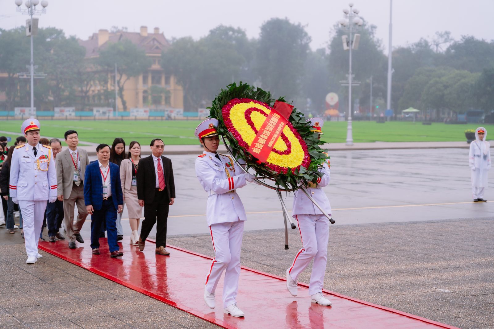 TRƯỜNG CAO ĐẲNG CÔNG THƯƠNG VIỆT NAM LONG TRỌNG TỔ CHỨC LỄ BÁO CÔNG DÂNG BÁC TẠI LĂNG CHỦ TỊCH HỒ CHÍ MINH VÀ LỄ DÂNG HƯƠNG TẠI VĂN MIẾU - QUỐC TỬ GIÁM