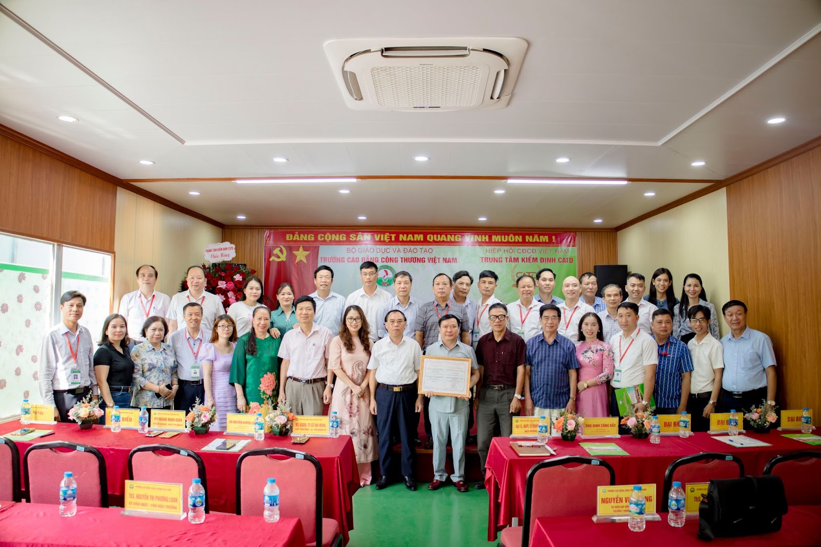 Trường Cao đẳng Công thương Việt Nam chính thức nhận Giấy chứng nhận đạt tiêu chuẩn chất lượng giáo dục nghề nghiệp