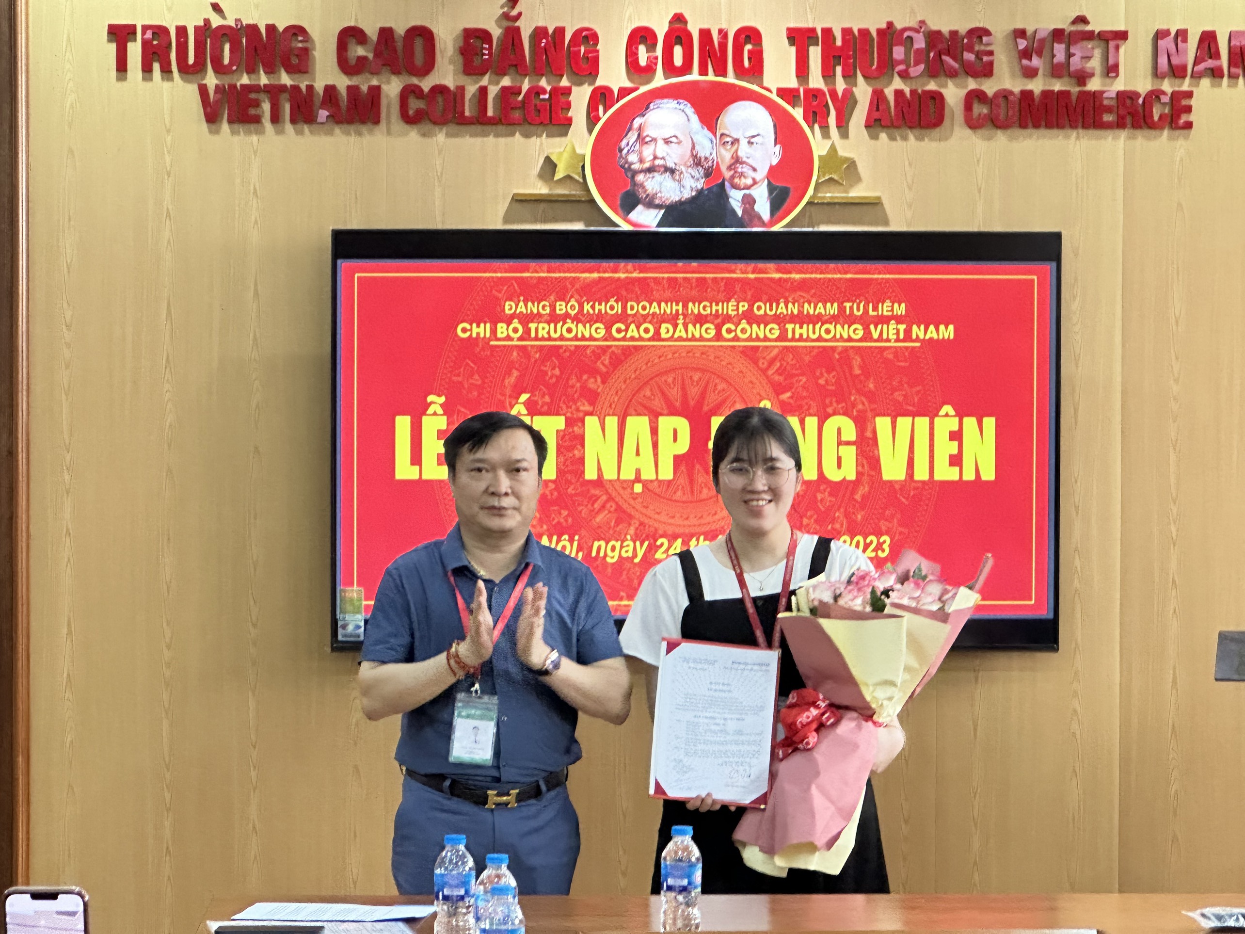 CHI BỘ ĐẢNG TRƯỜNG CAO ĐẲNG CÔNG THƯƠNG VIỆT NAM TỔ CHỨC LỄ KẾT NẠP ĐẢNG VIÊN CHO QUẦN CHÚNG LÊ HUYỀN MY