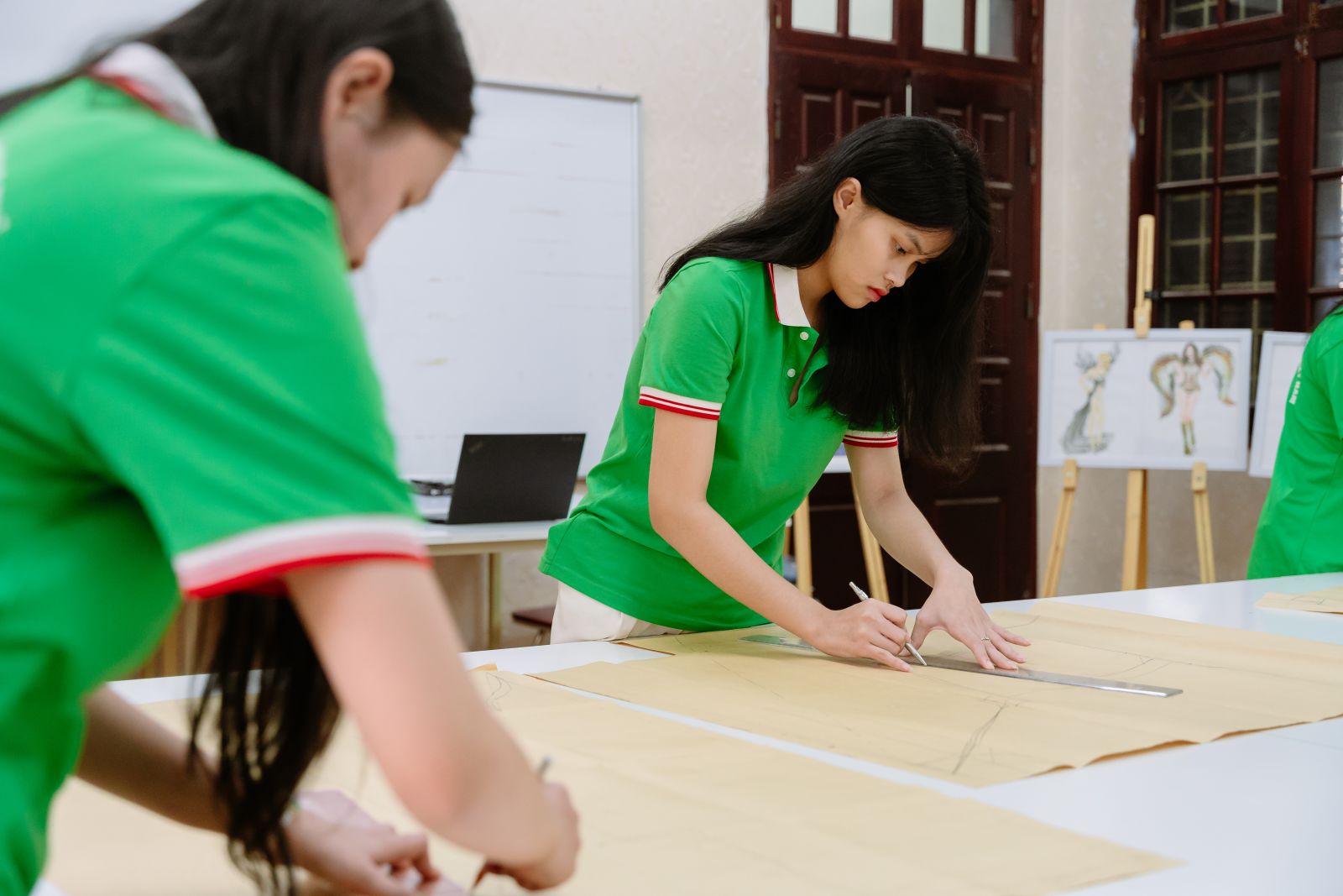 NGÀNH MAY THỜI TRANG VÀ NHỮNG ĐIỀU CẦN BIẾT