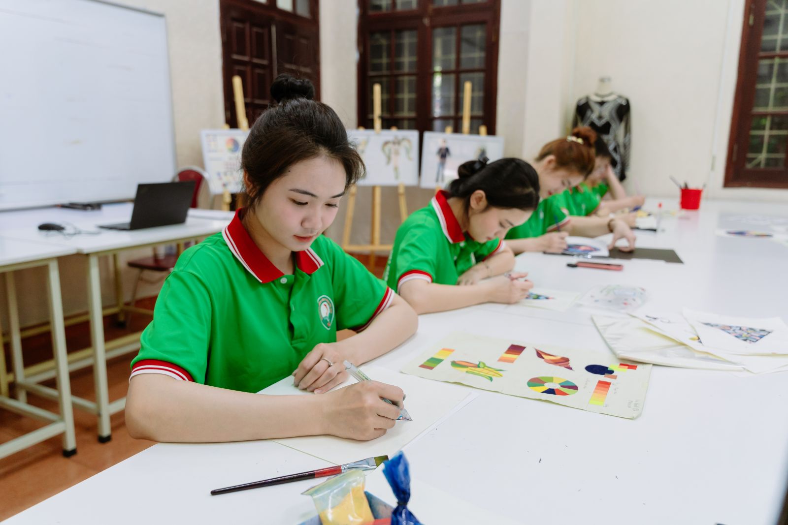 NGÀNH THIẾT KẾ THỜI TRANG LÀ GÌ? HỌC XONG RA TRƯỜNG LÀM GÌ?