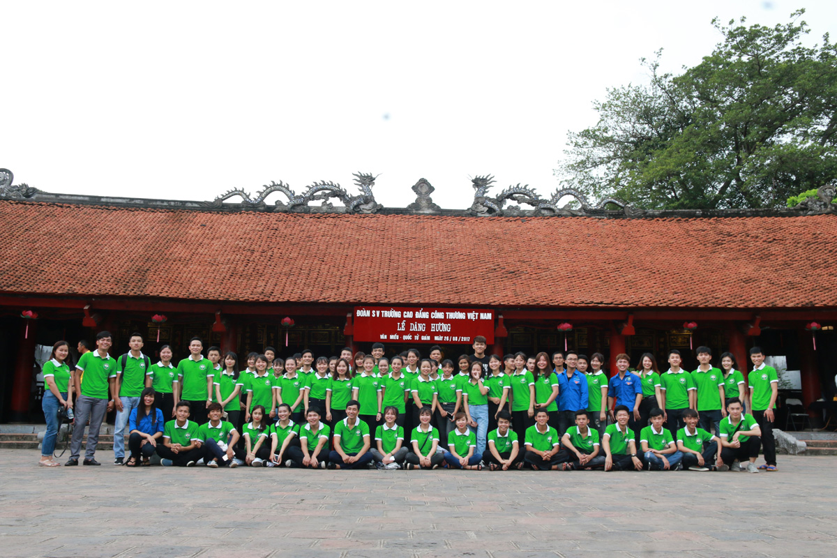 Tân sinh viên VCI dâng Hương tại Văn Miếu Quốc Tử Giám Hà Nội