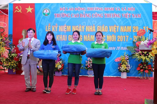 Thầy cô ân tình con lấy gì báo đáp