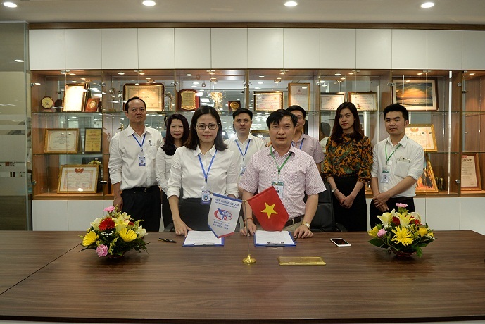 KHI 2 NHÀ BẮT TAY CAM KẾT ĐẦU RA CHO XINH VIÊN